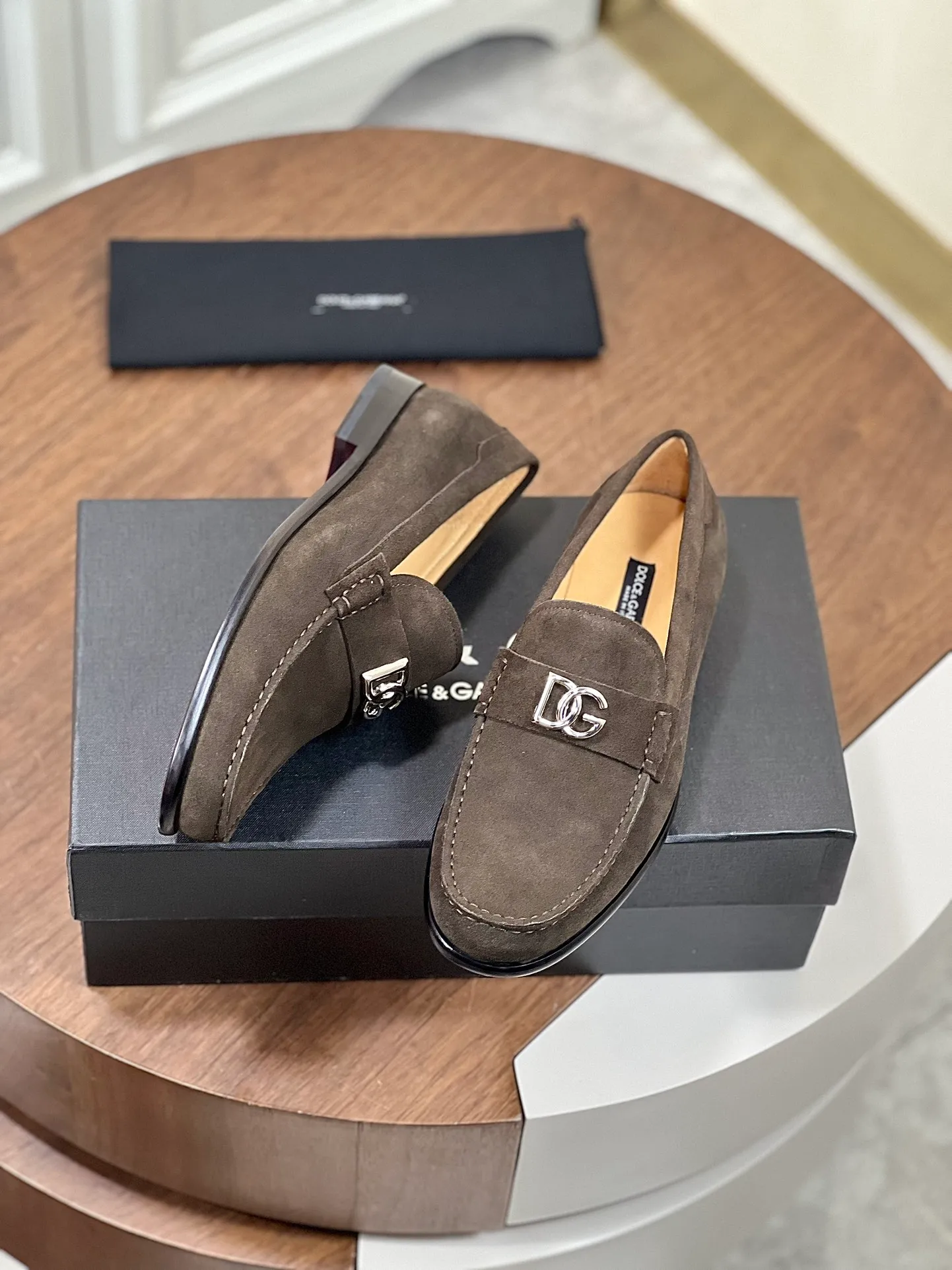 Factory price: 960💰••New product••Dolce&Gabb*_Dg high-end men's formal shoes and casual leather shoes. First-layer cowhide upper imported from Italy. You can see the leather texture at a glance. Breathable calfskin lining. High-end and luxurious leather outsole. Unique style. Finely crafted details! Size: 39-44 (38.45.46 customized)
